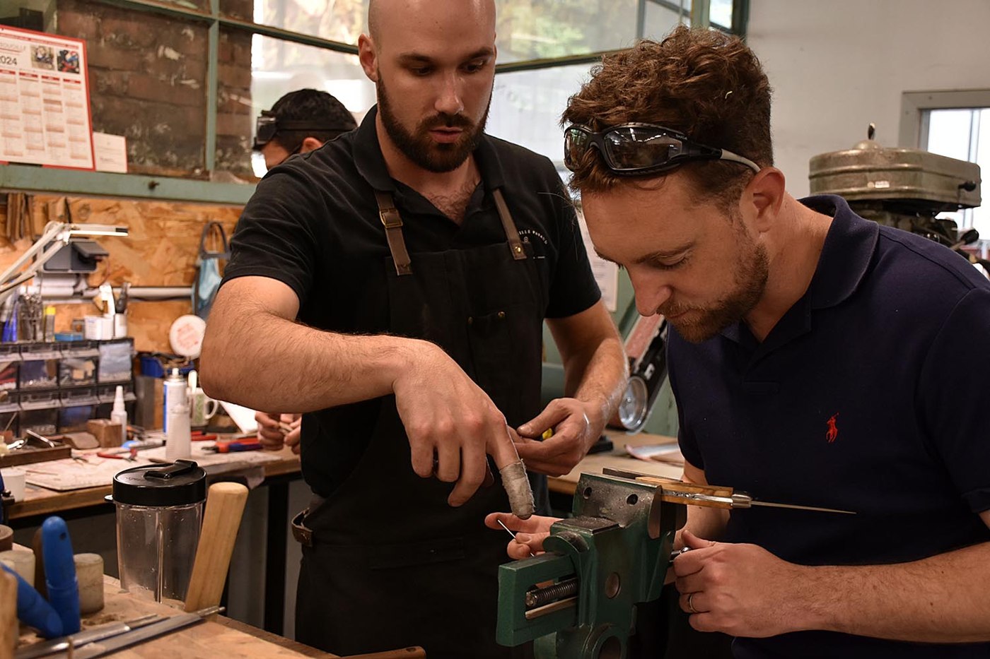 Atelier de coutellerie à Thiers, fabrication d’un couteau Le Thiers