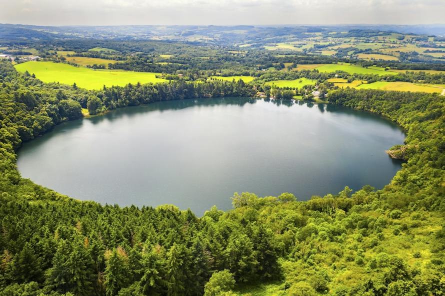 Le Gour de Tazenat, lac de cratère volcanique entouré de forêt
