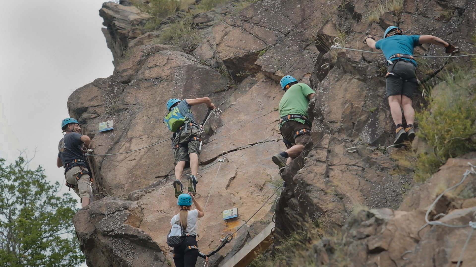Parcours de via ferrata sur la falaise des gorges de la Sioule