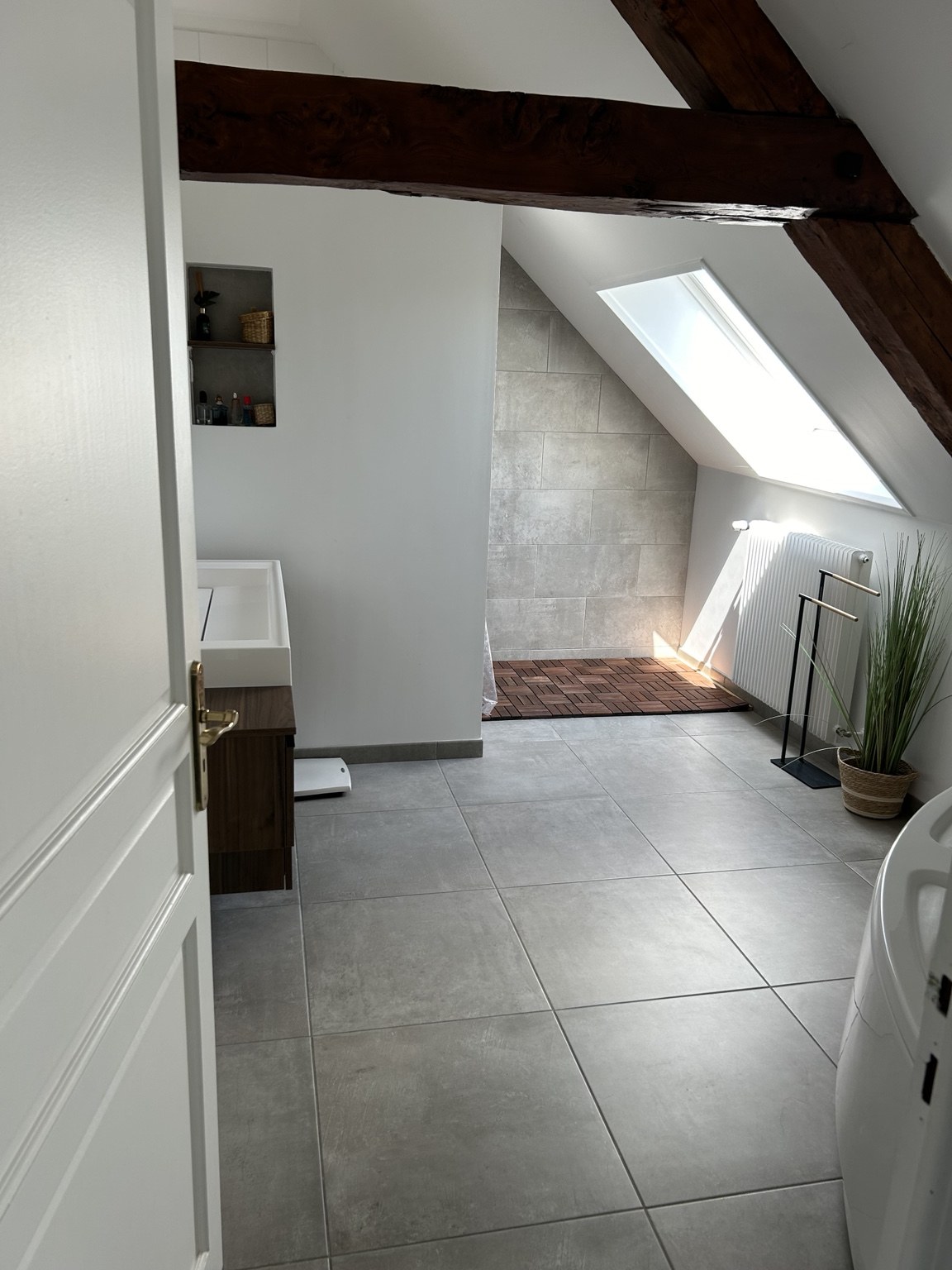 Vue de la salle de bain à l’étage avec baignoire et espace douche