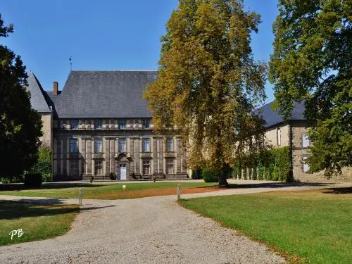 Façade et parc du château d’Effiat