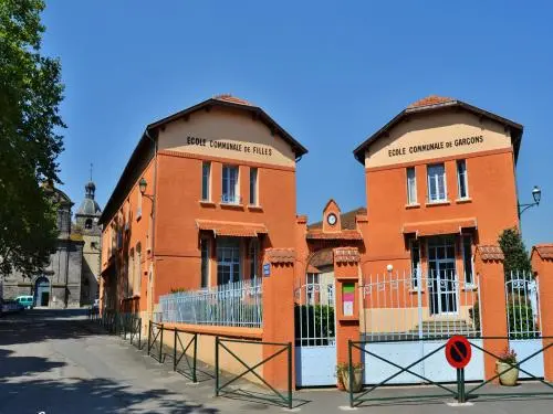 Façade orange de l’école communale d’Effiat