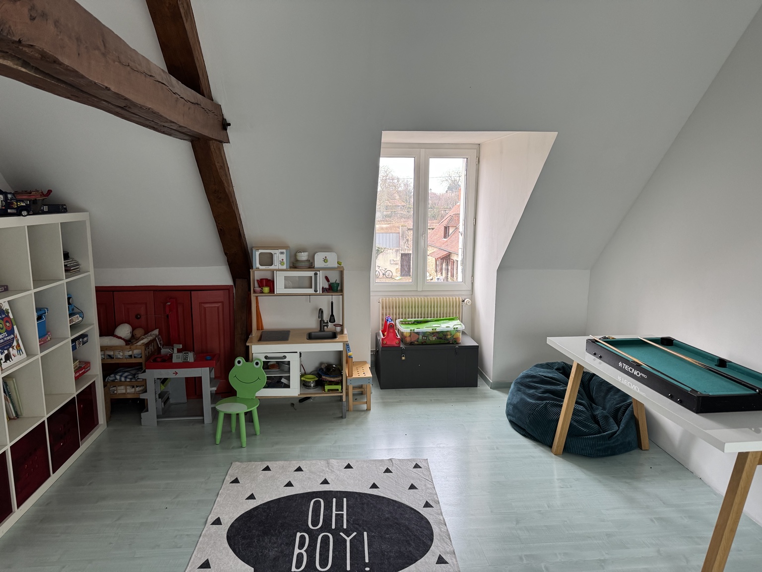 Espace jeux des enfants à l’étage avec dînette, jeux et mini-billard