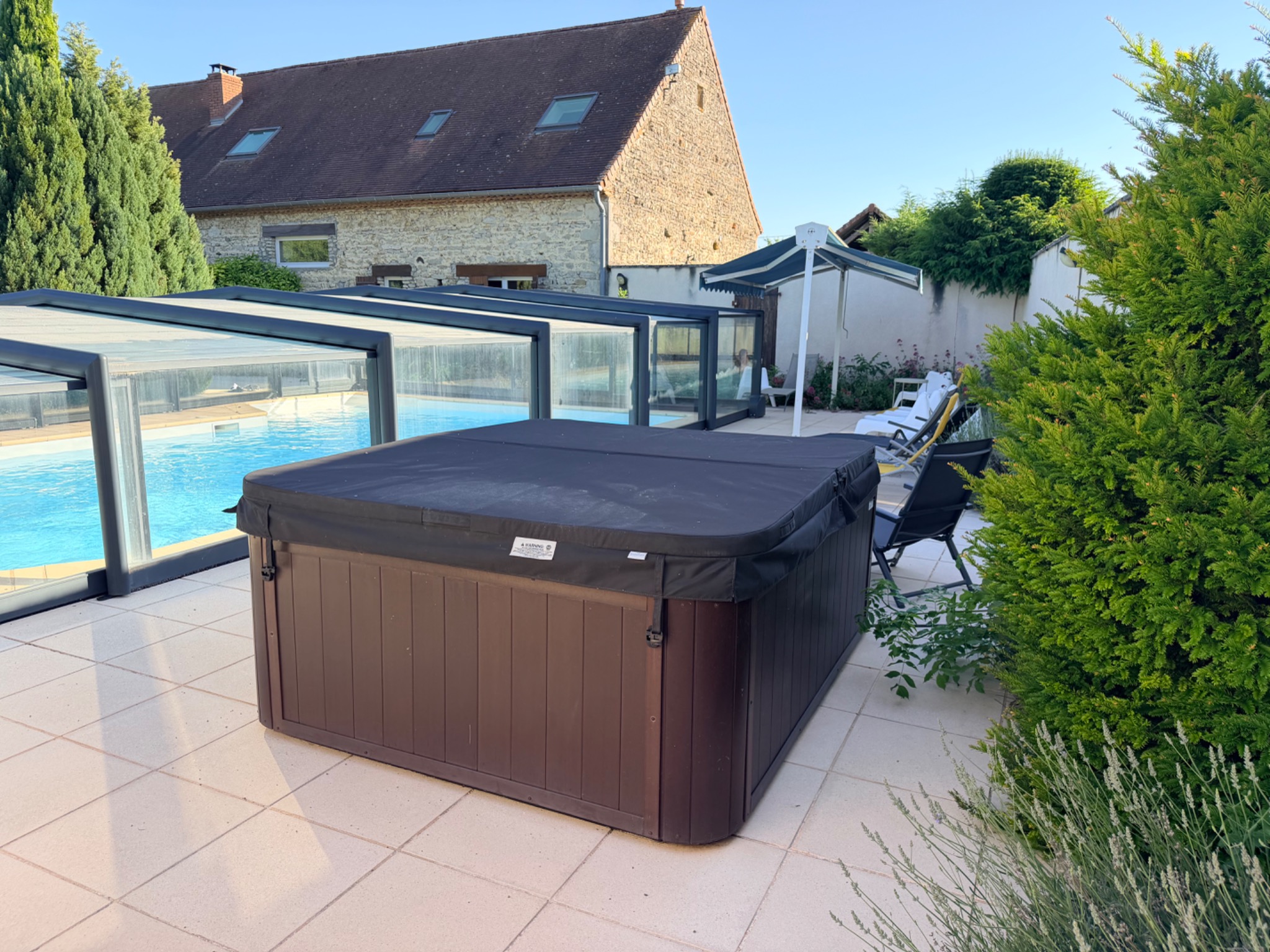 Jacuzzi installé sur la terrasse extérieure