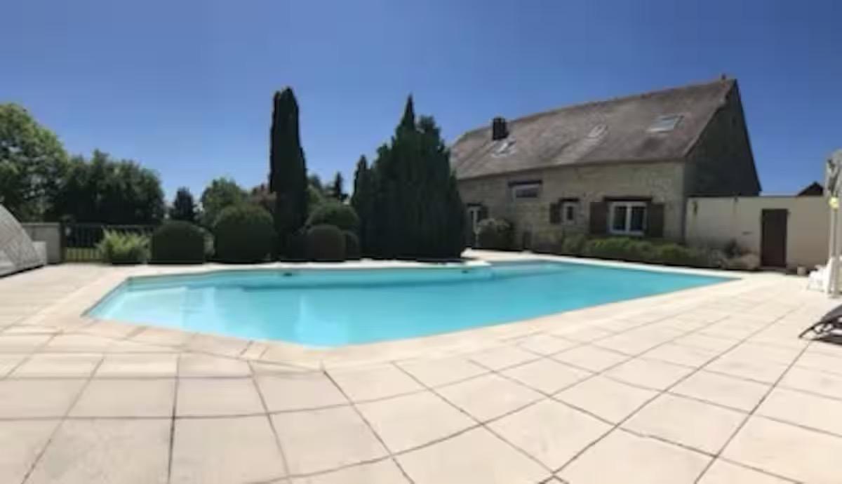Vue d’ensemble de la piscine découverte