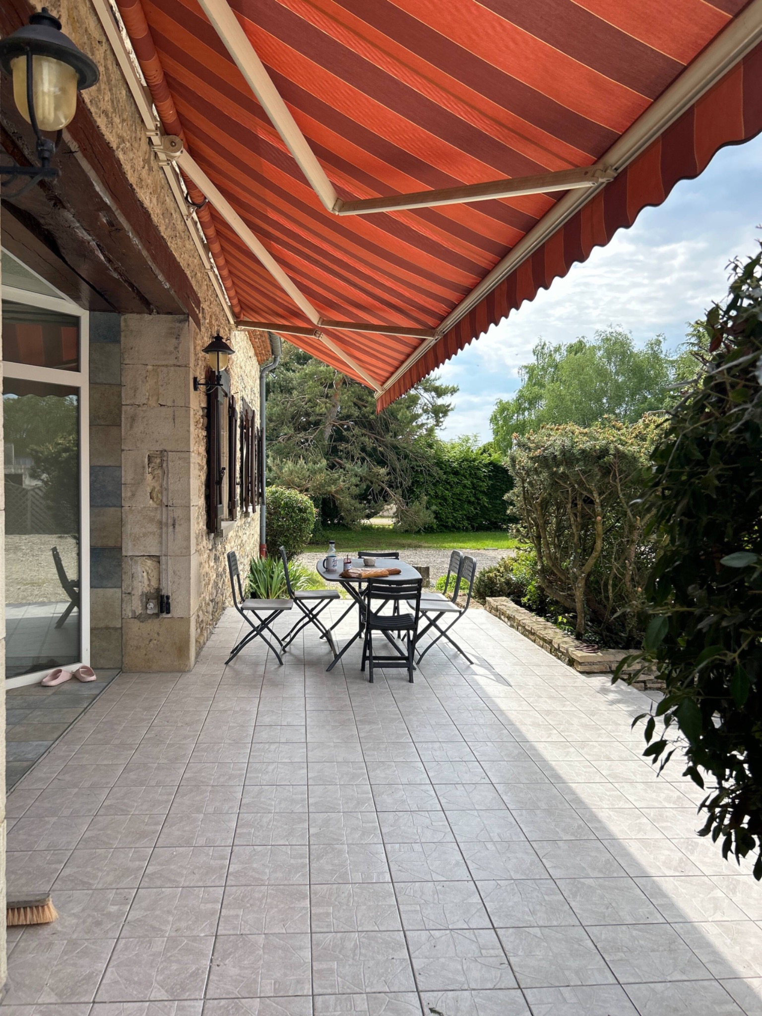 Terrasse avant de la maison sous le store