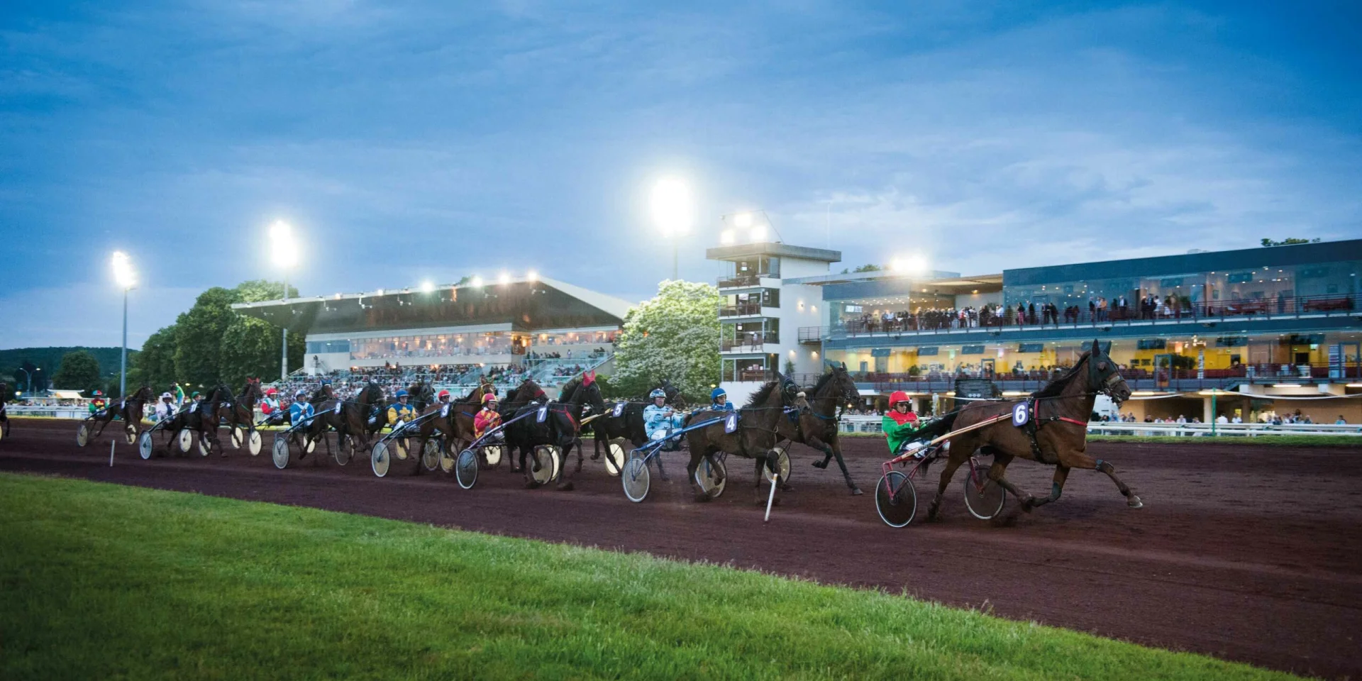 Course de trot à l’hippodrome de Vichy-Bellerive en soirée
