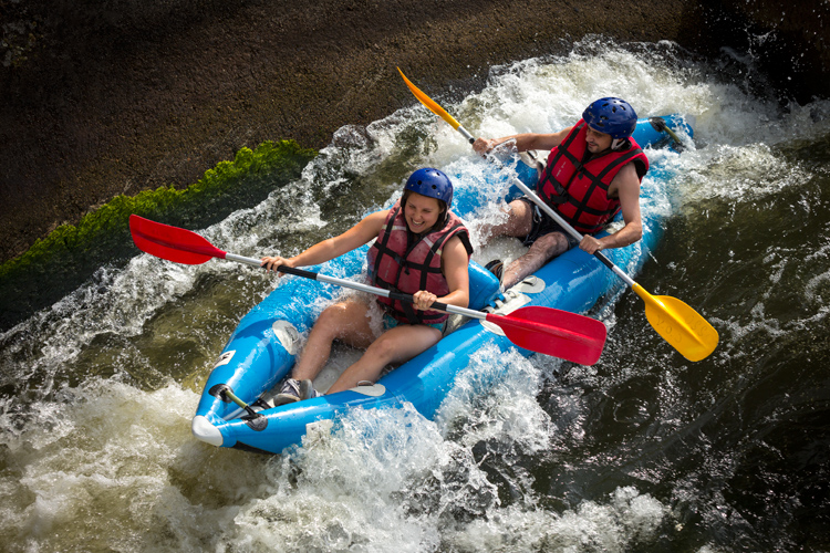 Kayak dans la rivière artificielle de Vichy Aventure